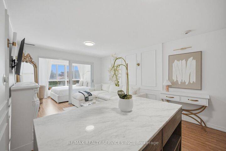 Property Photo: 15 Maplewood Avenue 310 ON M6C 4B4