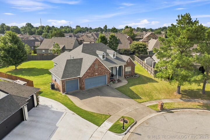 Property Photo: 1601 W Waco Street OK 74011