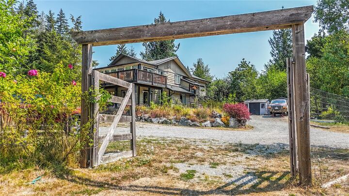 877 Hutchinson Rd — photo 1