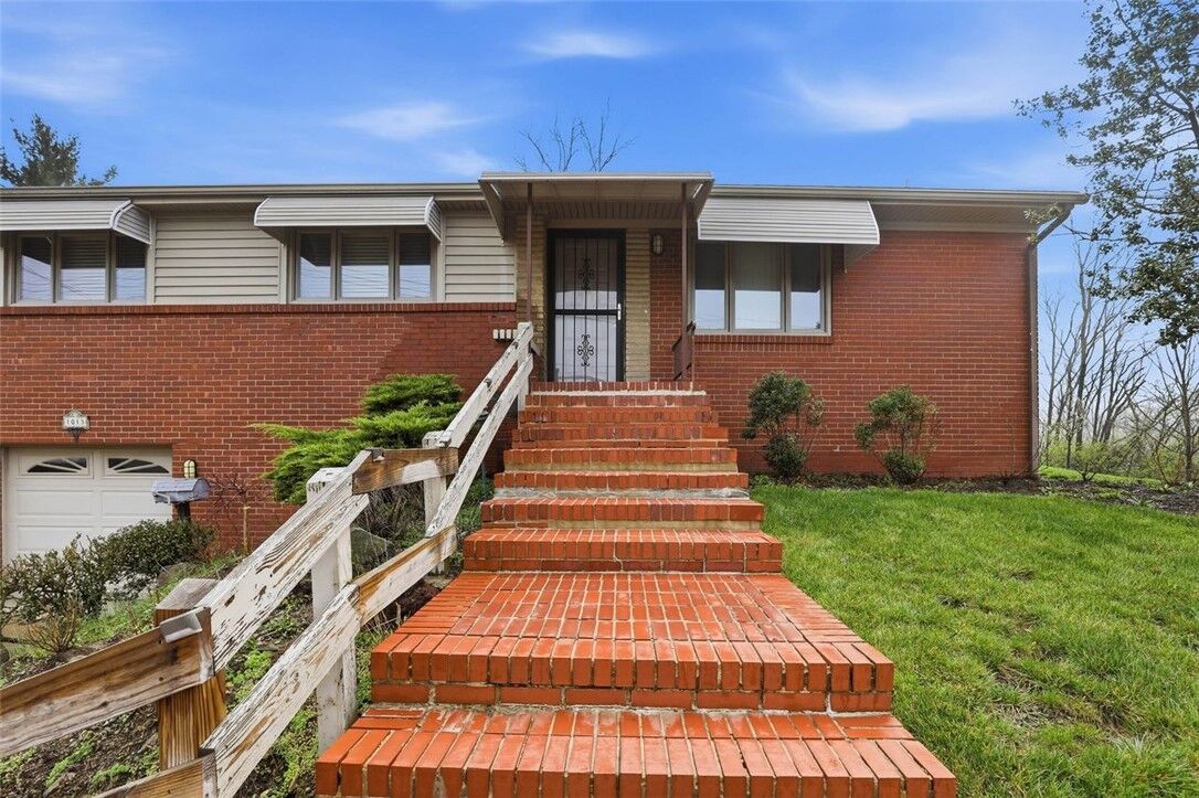 Property Photo:  1013 El Rancho Dr  PA 15220 