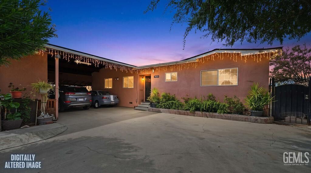 Property Photo:  1625 16th Place  CA 93215 