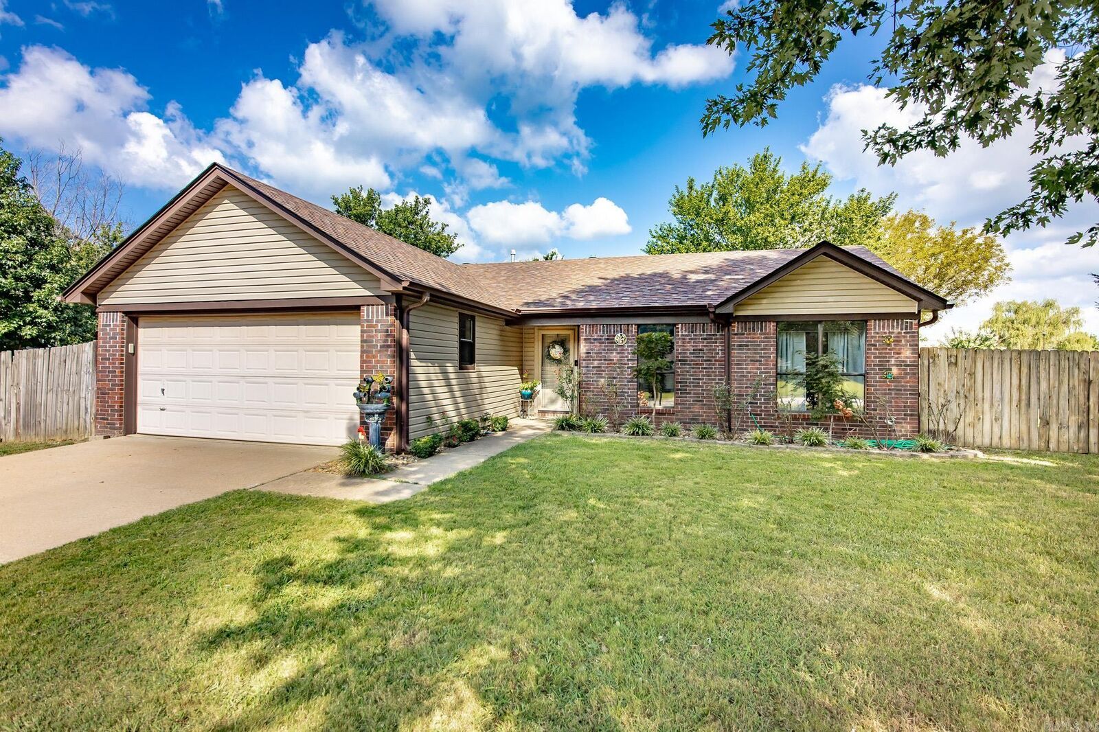Property Photo: 10 Fieldcrest Cv AR 72023