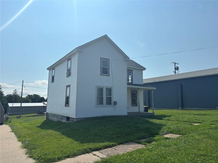 Property Photo: 405 Court Street IA 52361