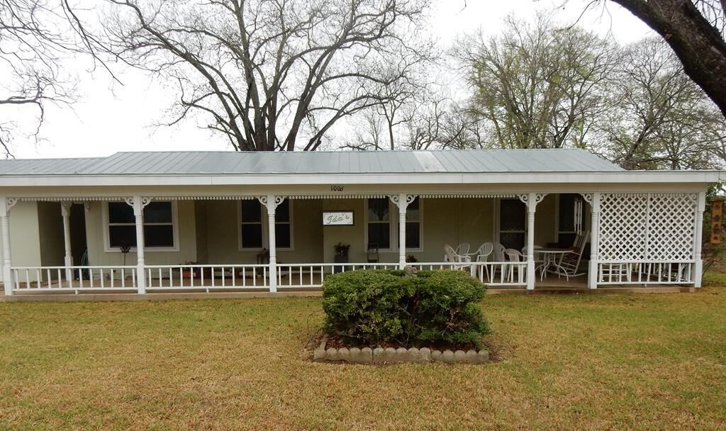 Property Photo:  1006 Highway St  TX 78624 