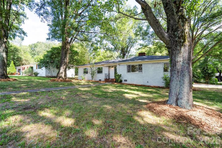 Property Photo: 6109 Robinson Church Road NC 28215