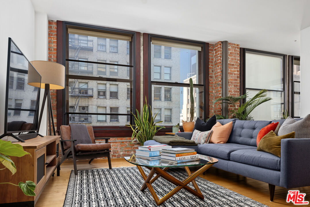 Property Photo:  460 S Spring St, Unit 916  CA 90013 