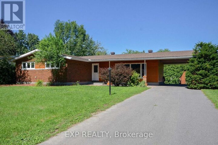 Property Photo: 6 Solva Drive ON K2H 5R5