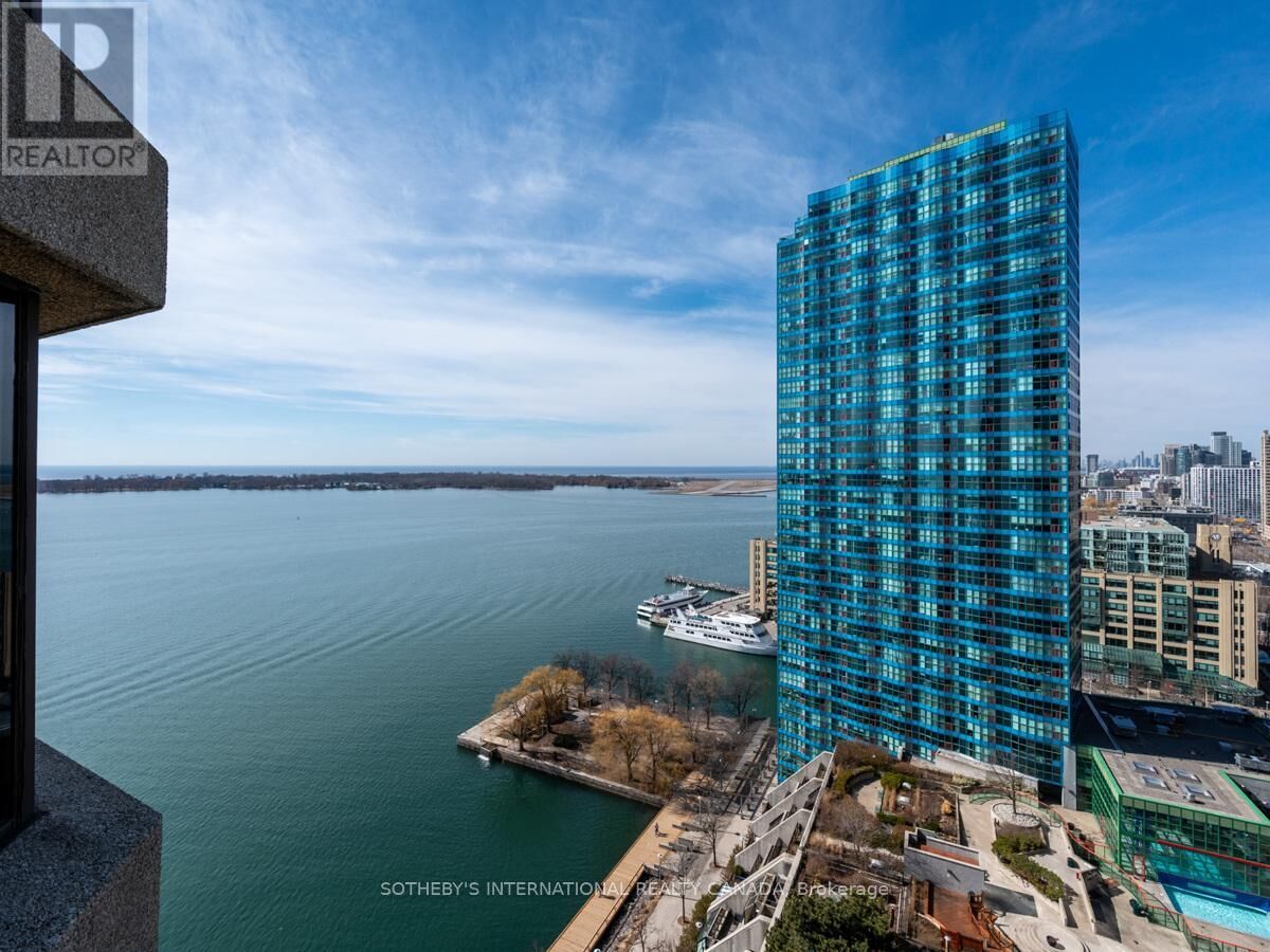Property Photo:  65 Harbour Square 2204  ON M5J 2L4 