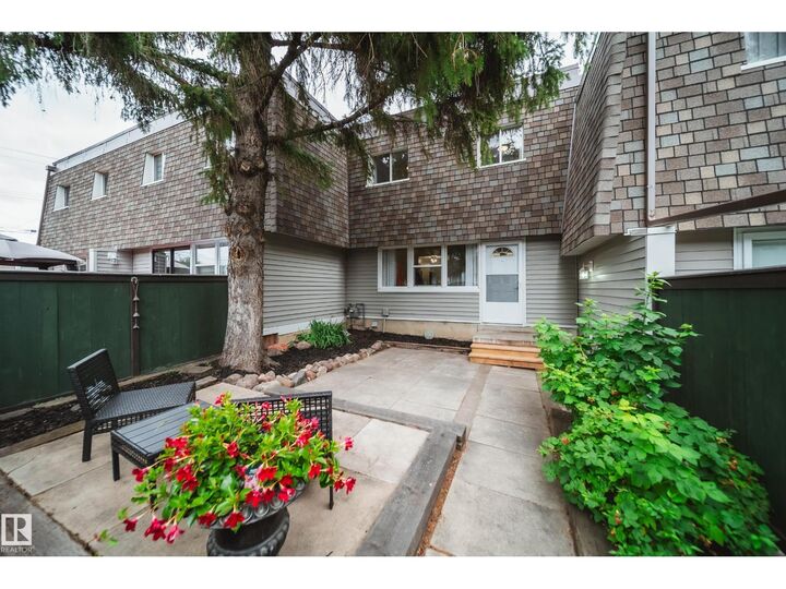 Property Photo:  521 Village On The Green Gr NW  AB T5A 1H2 