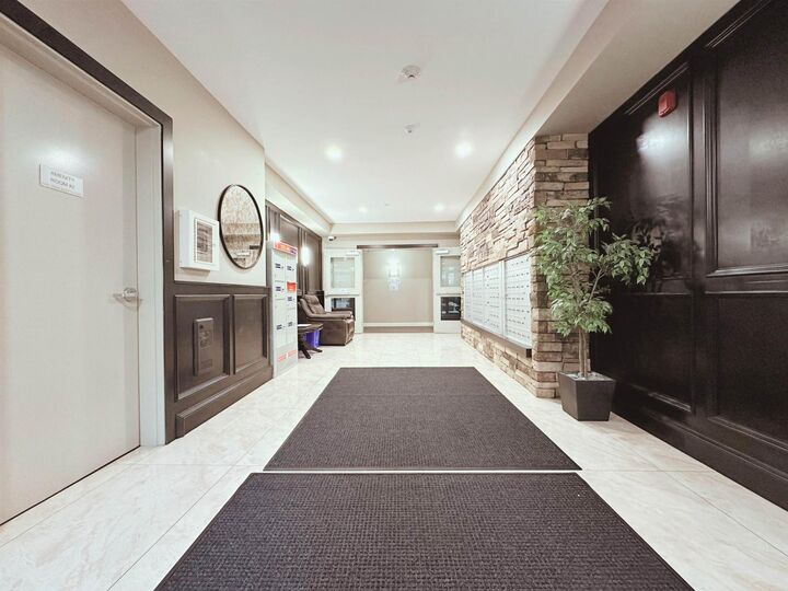 Property Photo:  32445 Simon Avenue 204  BC V2T 0G7 