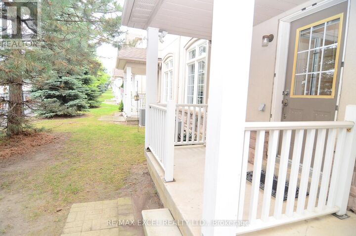 Property Photo:  10 Post Oak Drive 21  ON L4E 4H7 
