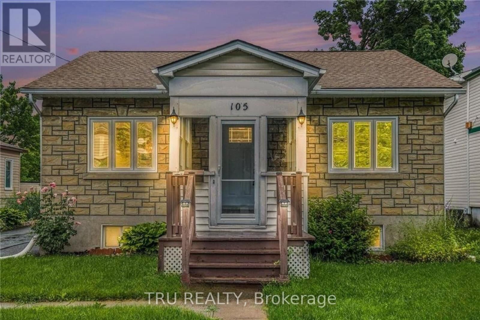 Property Photo:  105 Mailes Avenue  ON K1Z 6V5 