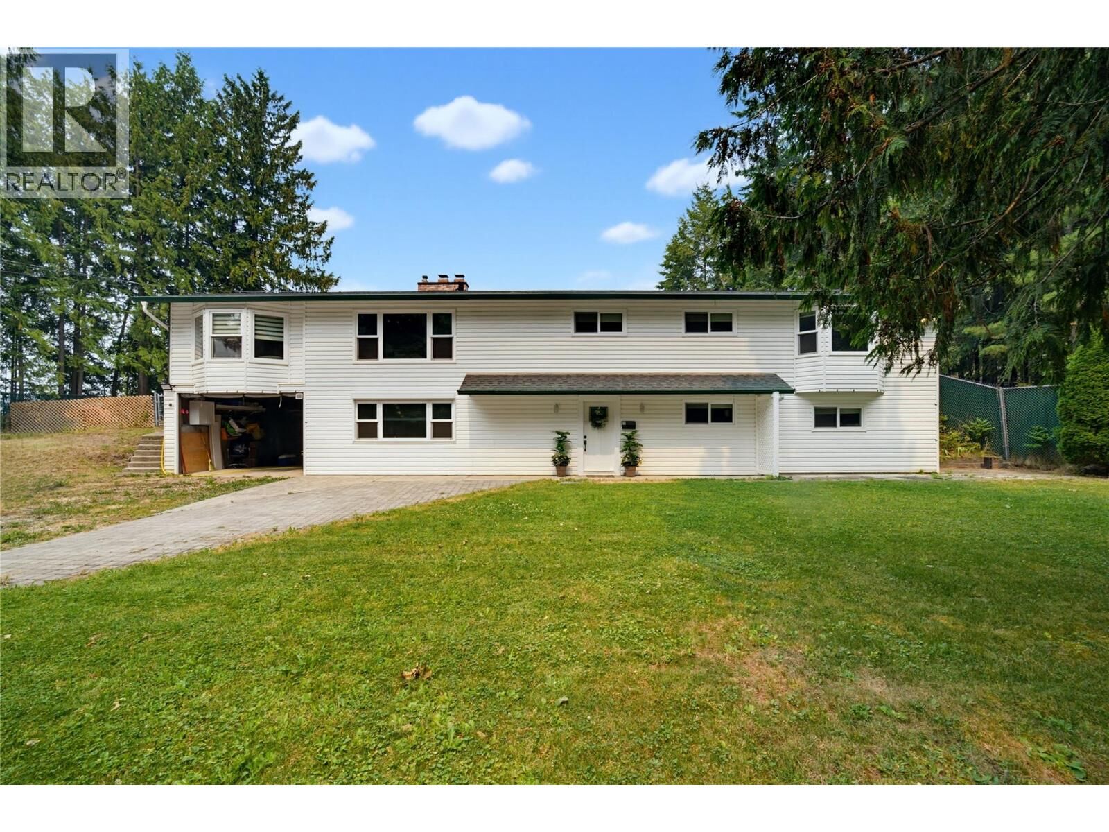 Property Photo:  3251 5 Avenue Southeast  BC V1E 2B8 