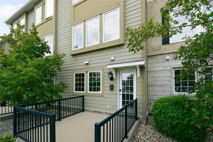 Property Photo:  15 Bridgeland Drive  MB R3Y 0E7 