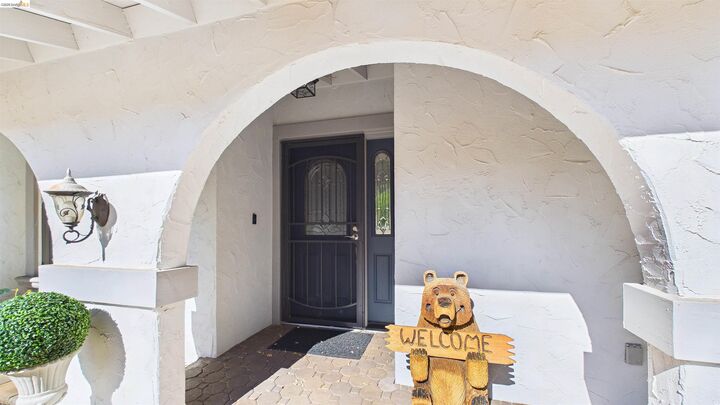 Property Photo: 18178 Via Serena Rd CA 95370