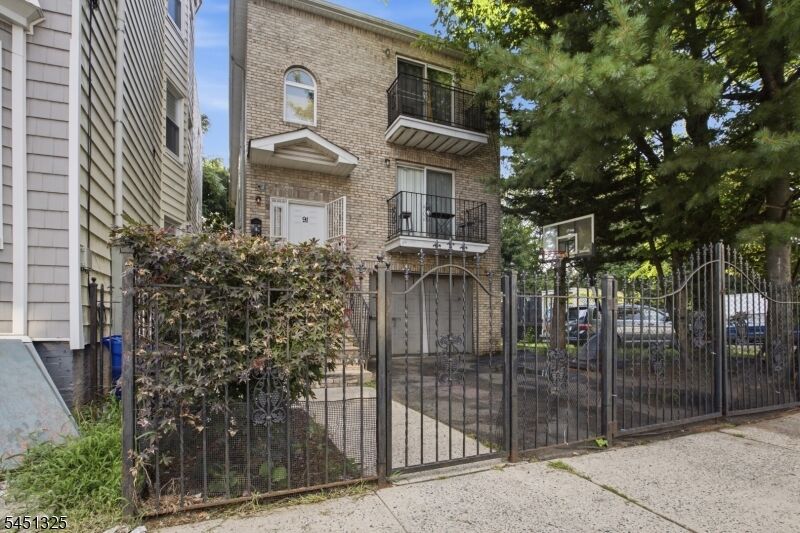 Property Photo:  91 S 13th St 2  NJ 07107 