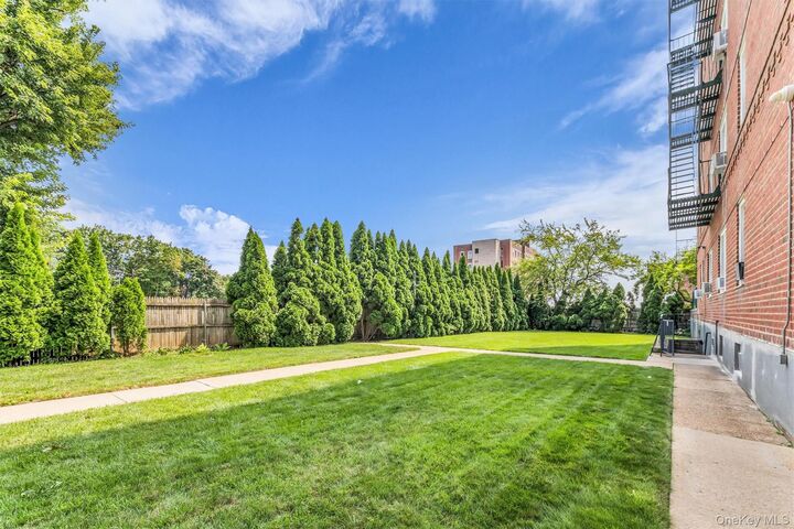 Property Photo:  36 Cathedral Avenue 2D  NY 11550 