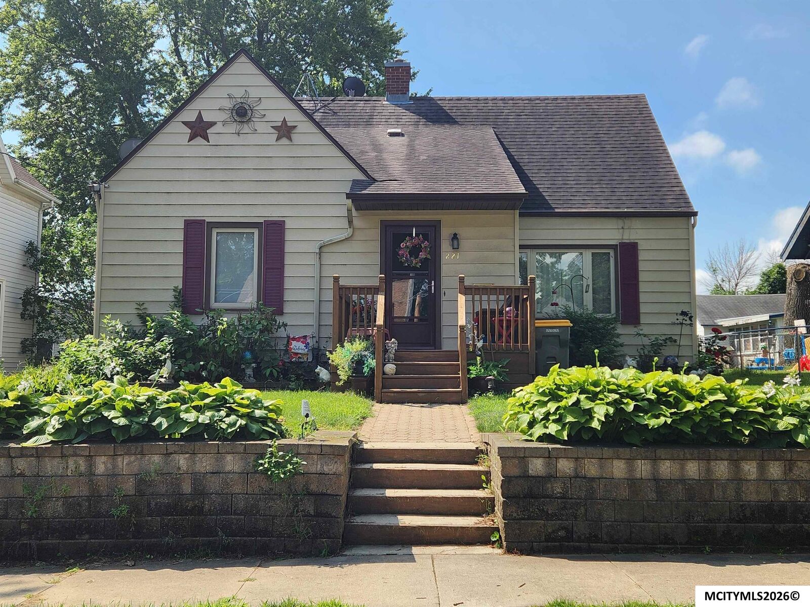 Property Photo:  221 14th SE  IA 50401 