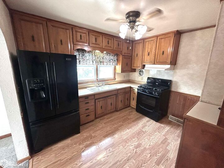 Property Photo: 205 Lynwood Avenue IA 52501