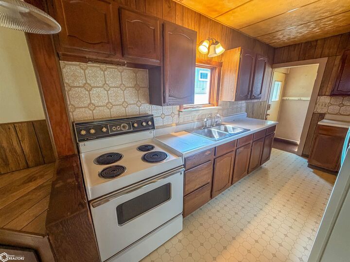 Property Photo: 429 12th Avenue NE IA 50441