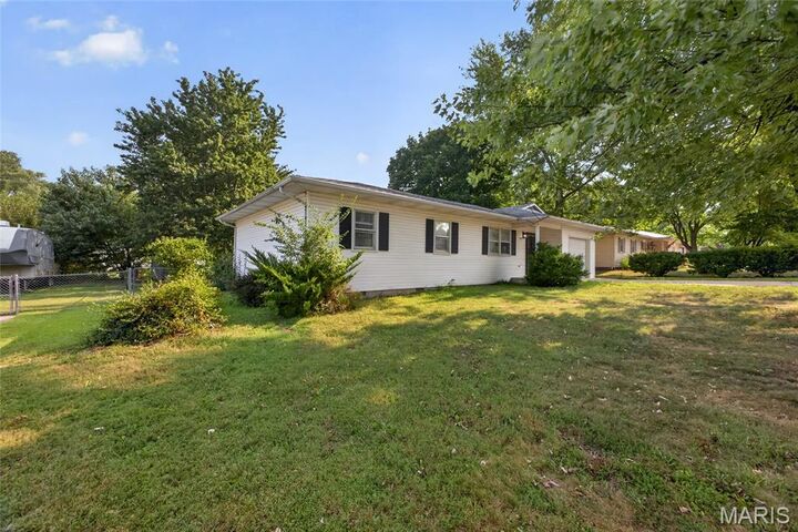 Property Photo:  617 Willow Lane  MO 65536 