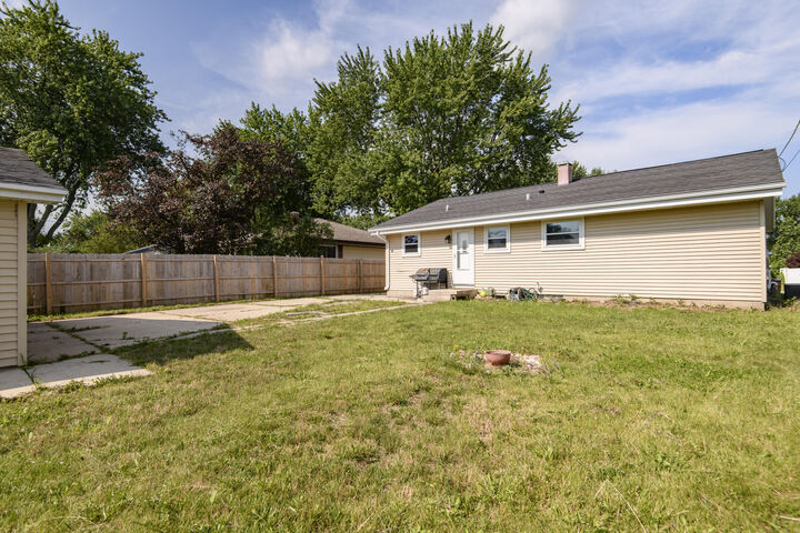 Property Photo: 6727 Lone Elm Dr WI 53402