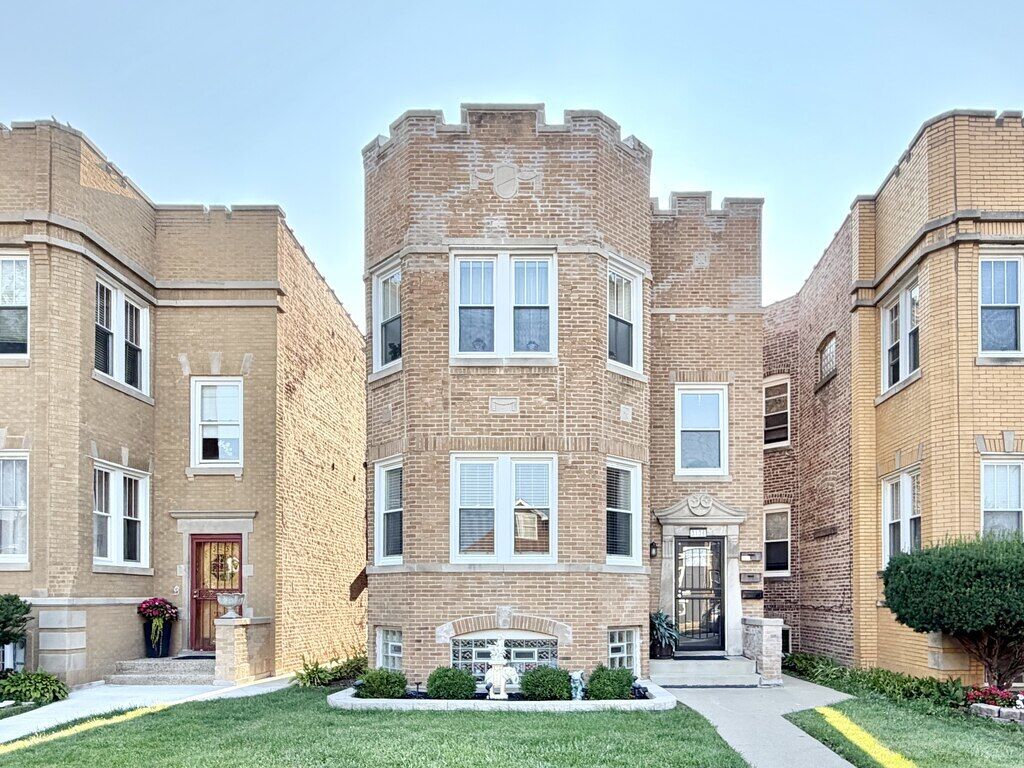 Property Photo:  3138 N Marmora Avenue 1  IL 60634 
