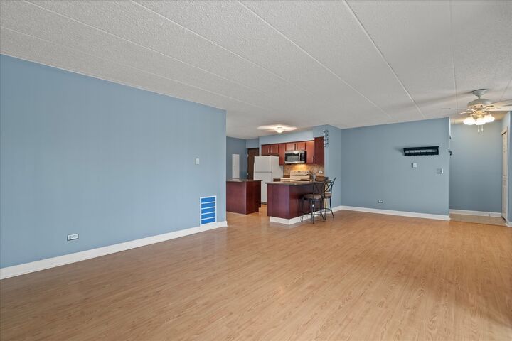Property Photo: 708 N Briar Hill Lane 3 IL 60101