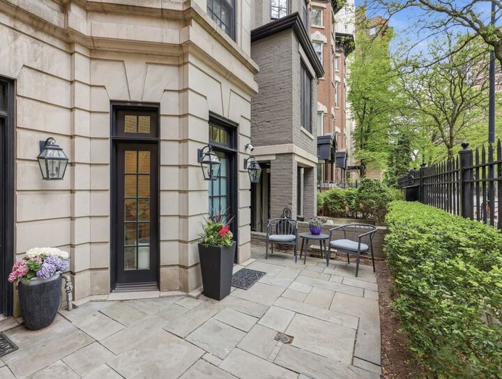 Property Photo: 22 E Division Street 1 IL 60610