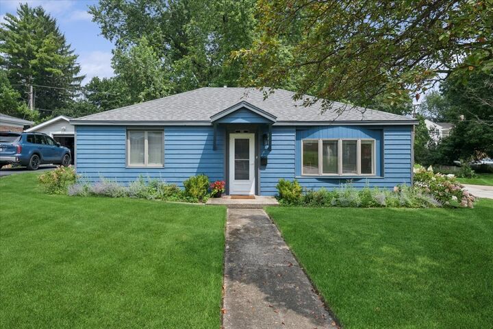 Property Photo: 648 E Rockland Road IL 60048