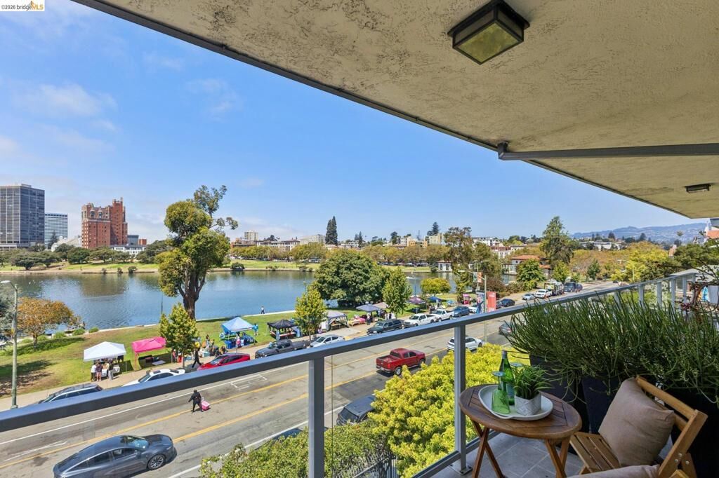 Property Photo:  2316 Lakeshore Ave 8  CA 94606 
