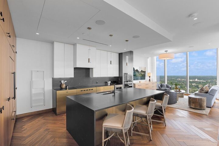 Property Photo: 255 Hennepin Avenue 3402 MN 55401