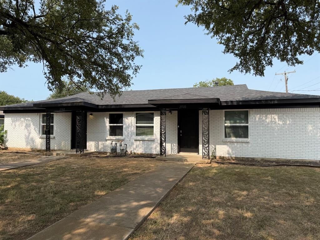 Property Photo: 2500 Normont Circle TX 76103
