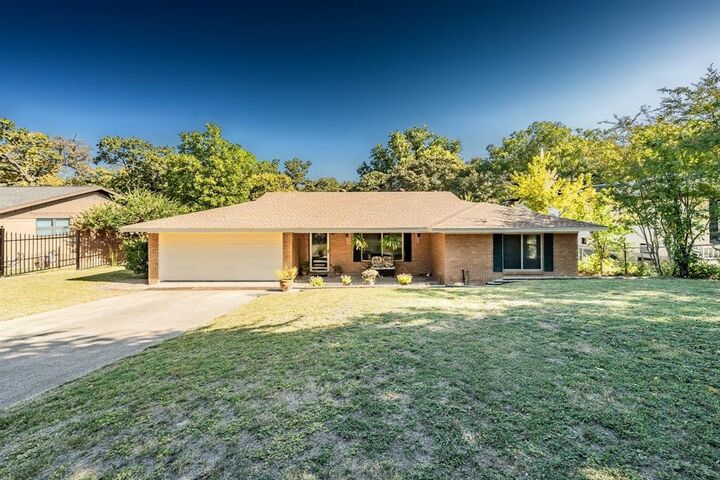 Property Photo: 300 Shoreline Drive TX 76020