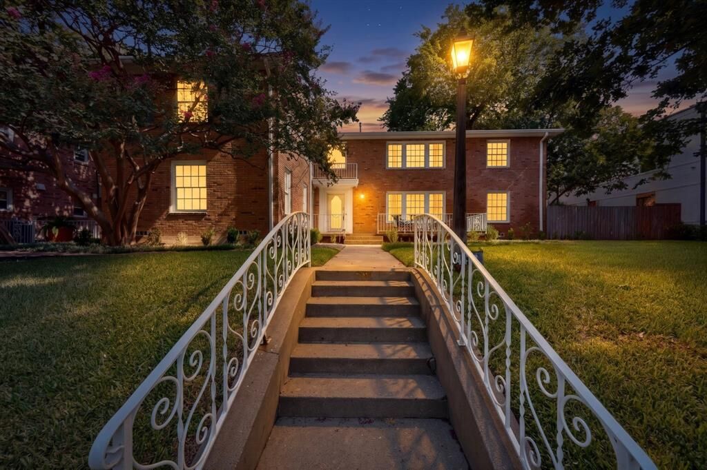 Property Photo: 4548 Roland Avenue A TX 75219