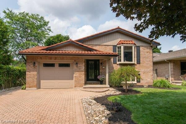Property Photo: 154 Ambleside Court ON N2K 3E3