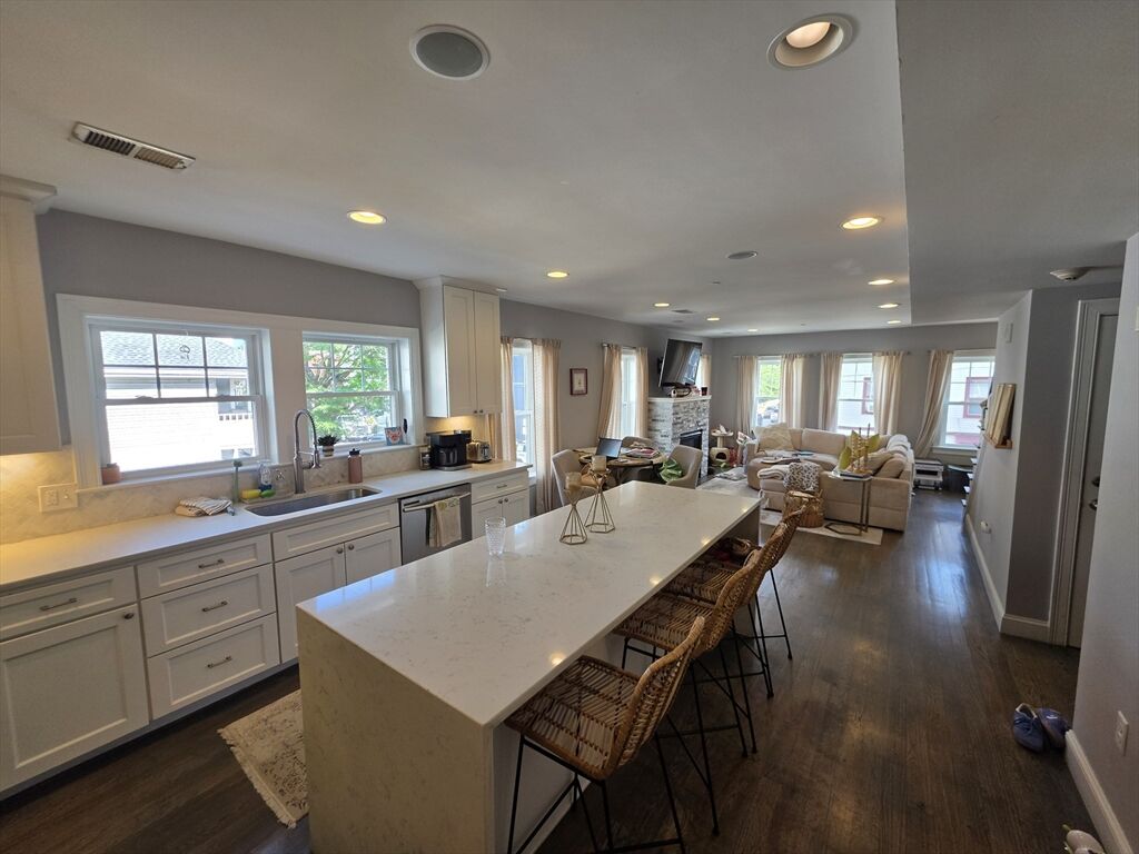 Property Photo:  810 E 3rd St 2  MA 02127 