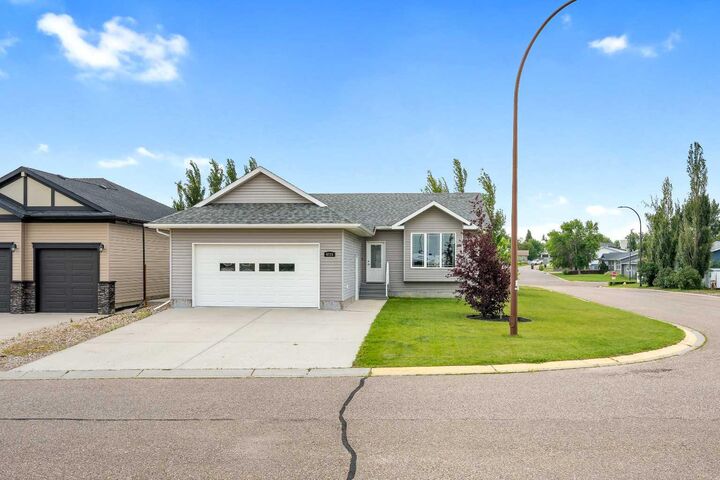 Property Photo: 4725 54 Avenue AB T0B 2L0