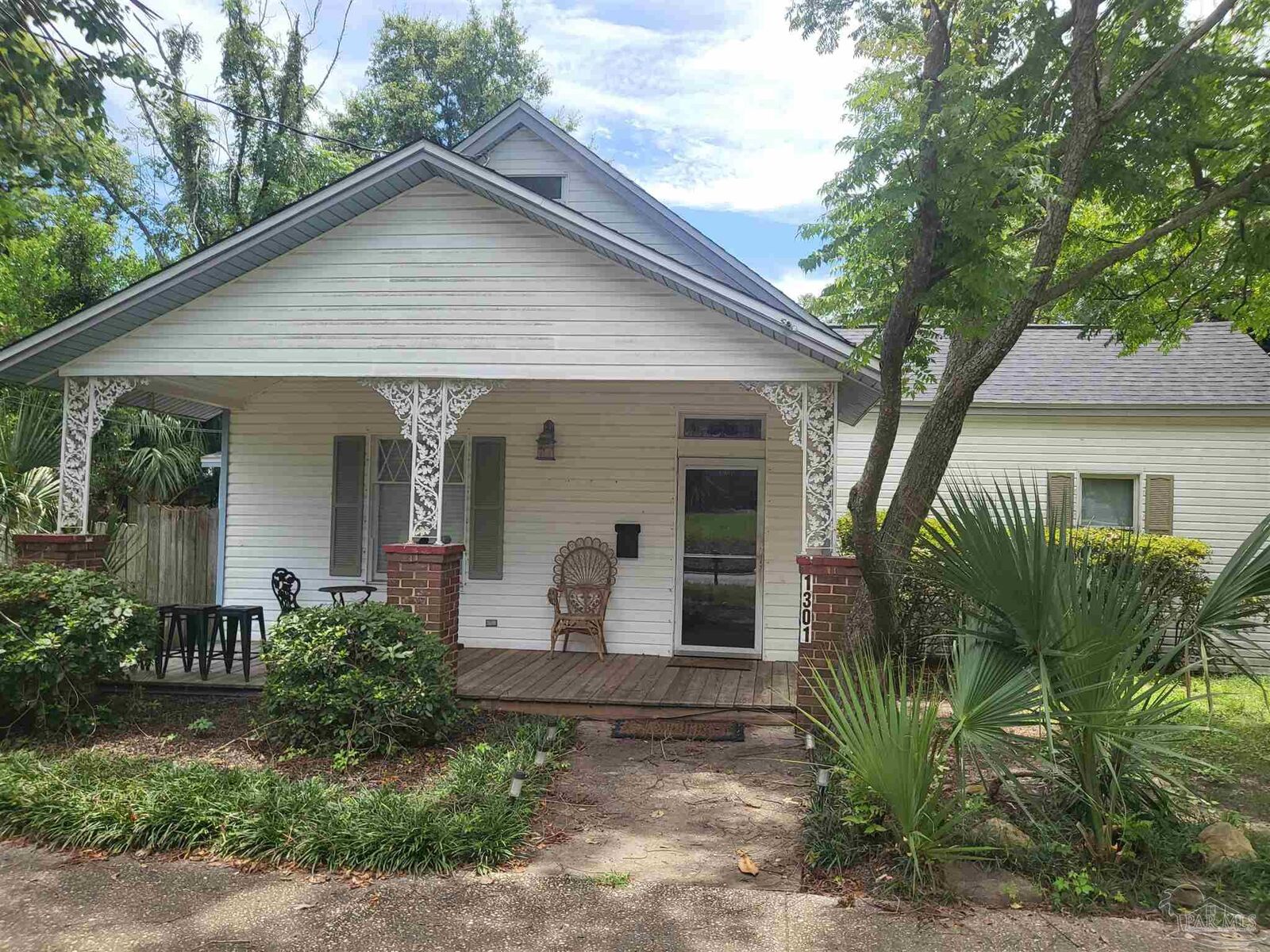 Property Photo: 1301/1305 E La Rua St FL 32501