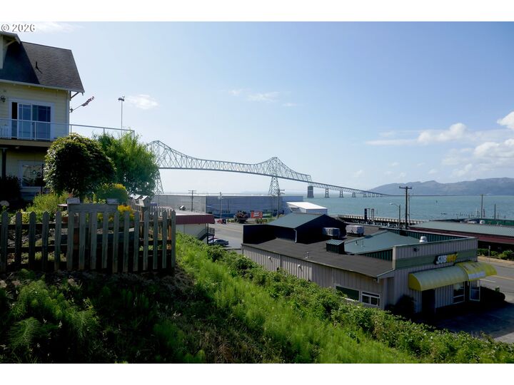Property Photo:  156 Bond St  OR 97103 