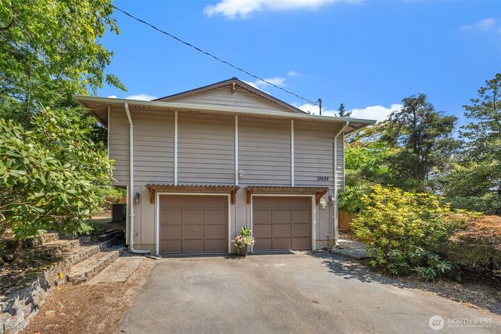 Property Photo: 19524 53rd Avenue NE WA 98155