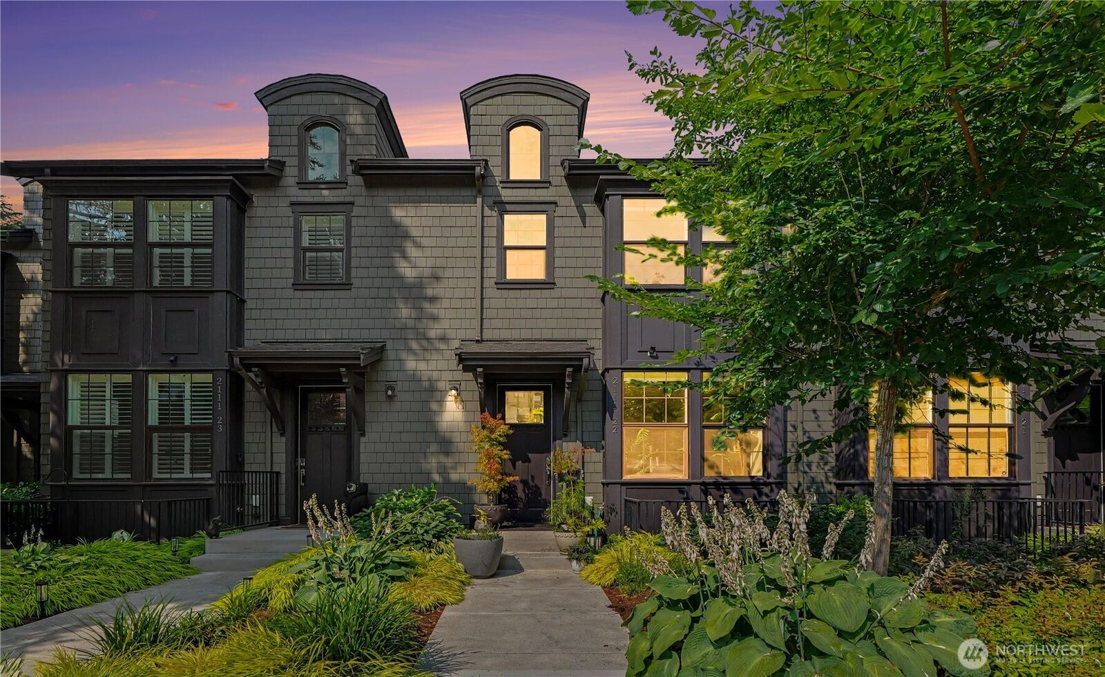 Property Photo:  2111  9th Avenue W 22  WA 98119 