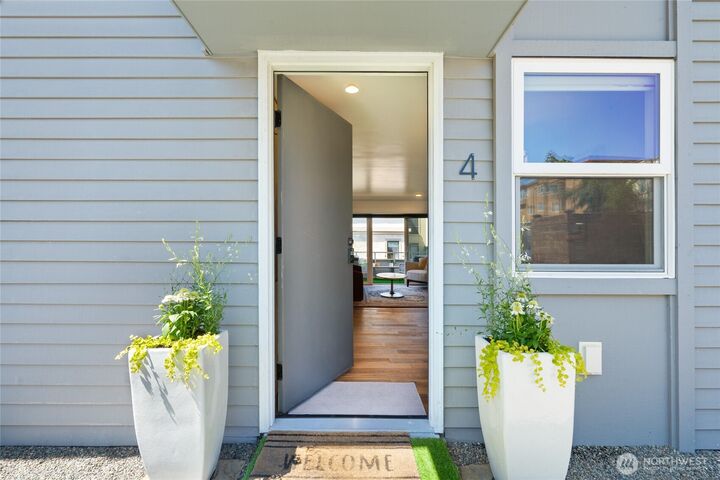 Property Photo: 10112 NE 68th Street NE 4 WA 98033