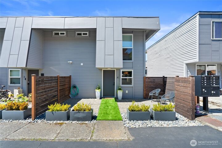 Property Photo: 10112 NE 68th Street 4 WA 98033