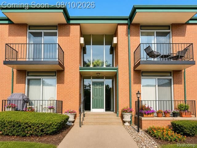 Property Photo: 1954 Axtell Drive 5 MI 48084