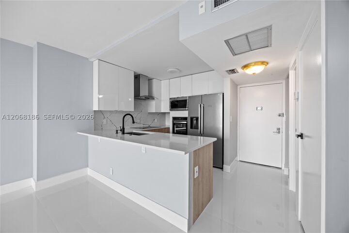 Property Photo: 20335 W Country Club Dr 1905 FL 33180