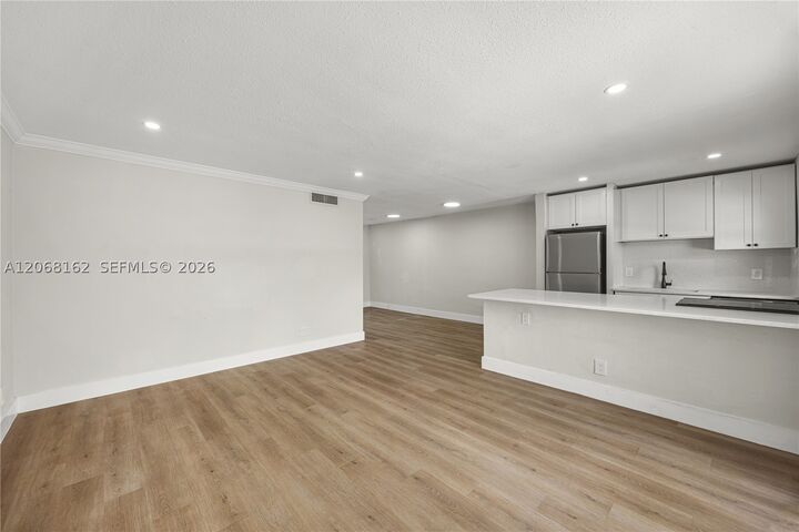 Property Photo:  5450 Hollywood Blvd 108  FL 33021 