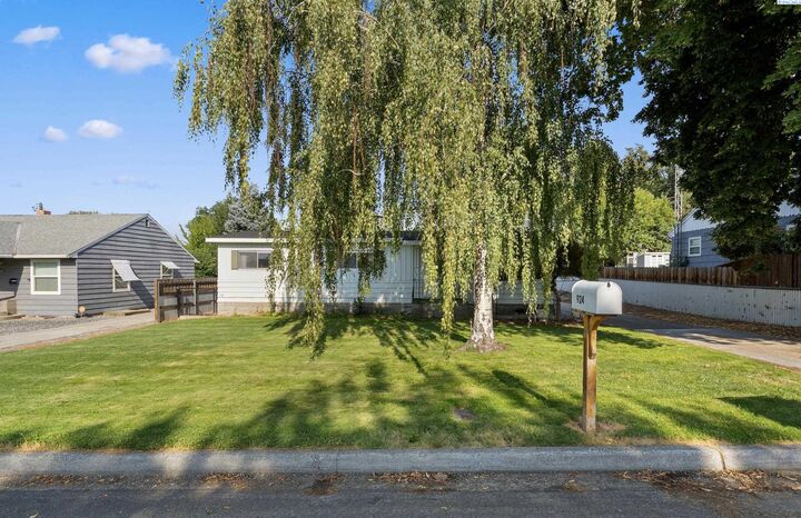 Property Photo: 924 Market St WA 99350