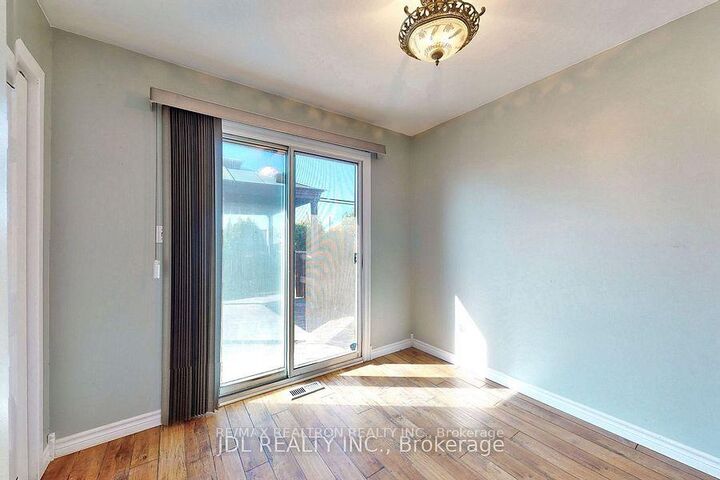 Property Photo: 517 Fairleigh Avenue ON L1J 2W7
