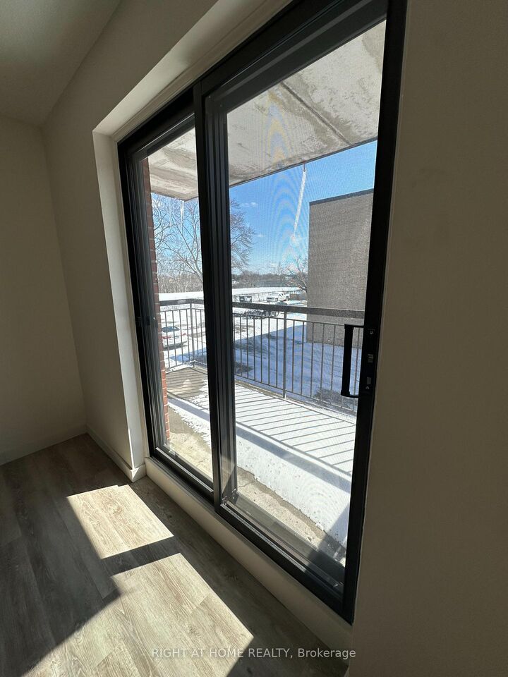 Property Photo:  555 Oxford Street 201  ON L1J 3V5 